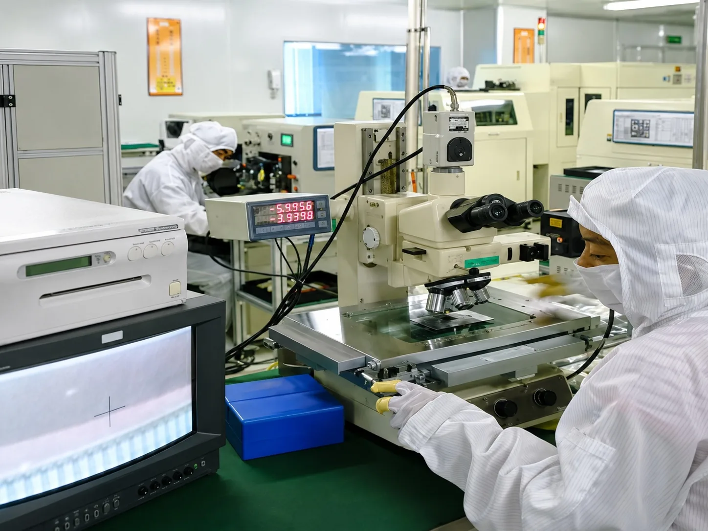 Microscope inspection workstation at the BELIJ display factory.