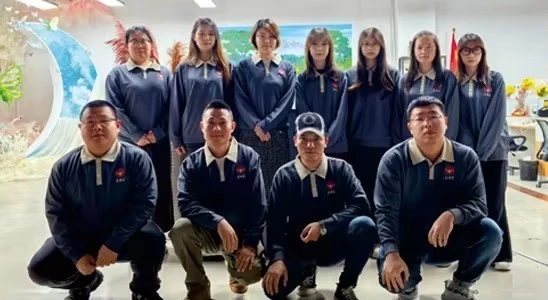 Hua Jinyu team and visitors in the showroom