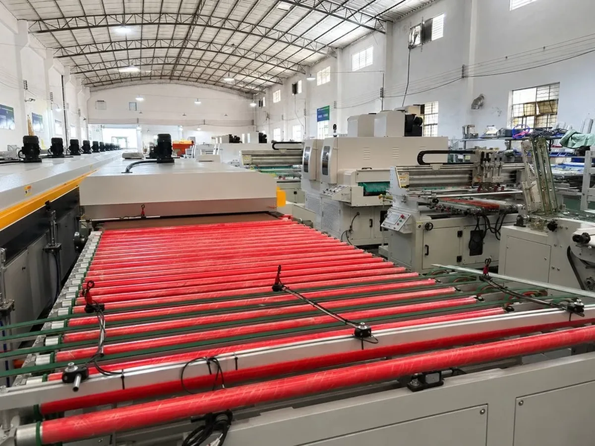 Red roller conveyor for flat glass material handling