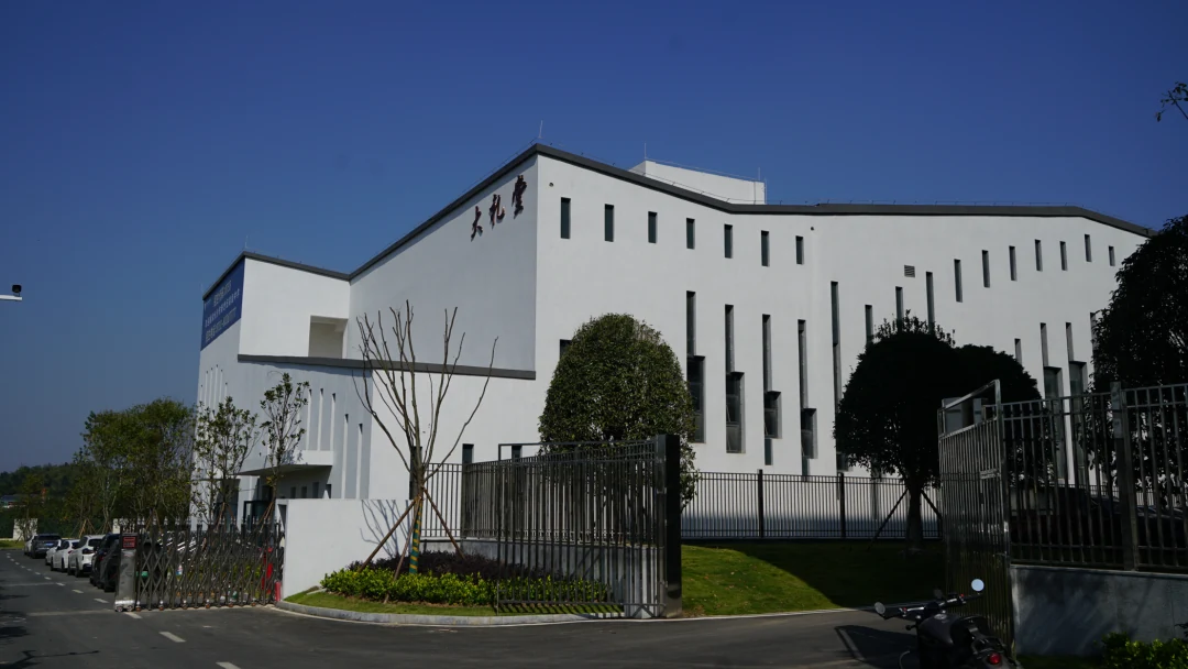 Building facade application of decorative waterproofing slurry