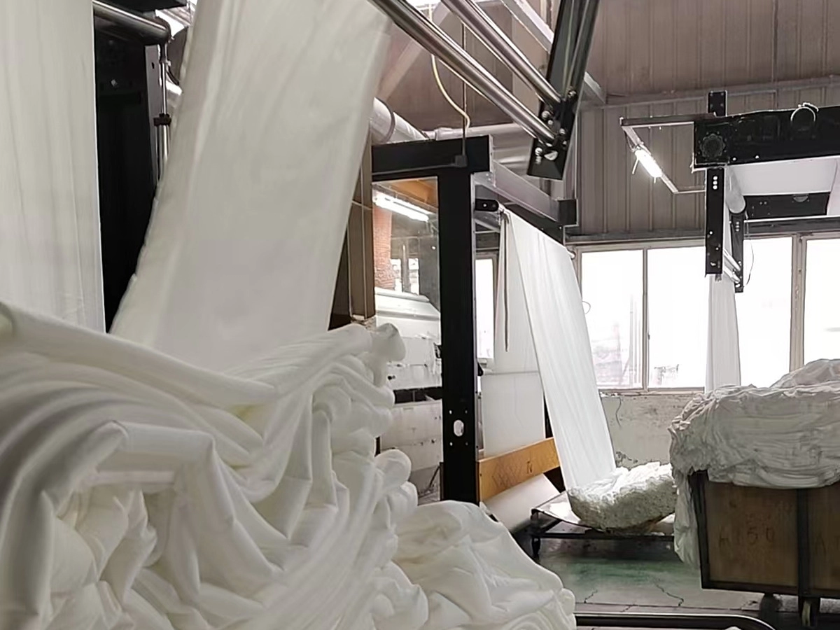 How to Evaluate Color Fastness in Plush Fabric Before You Place a Bulk Order