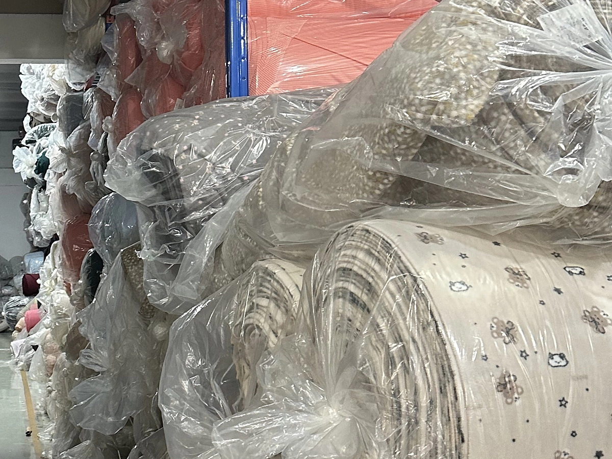 How to Evaluate Color Fastness in Plush Fabric Before You Place a Bulk Order
