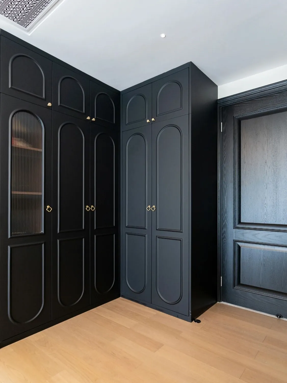 Dark Classic Wardrobes - design view 2