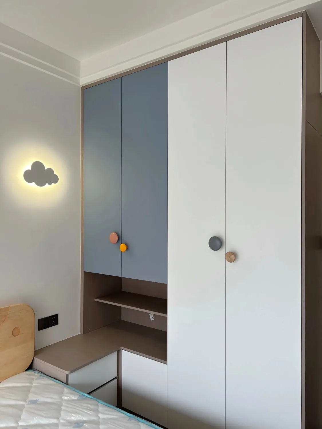 Two-Tone Minimalist Wardrobes