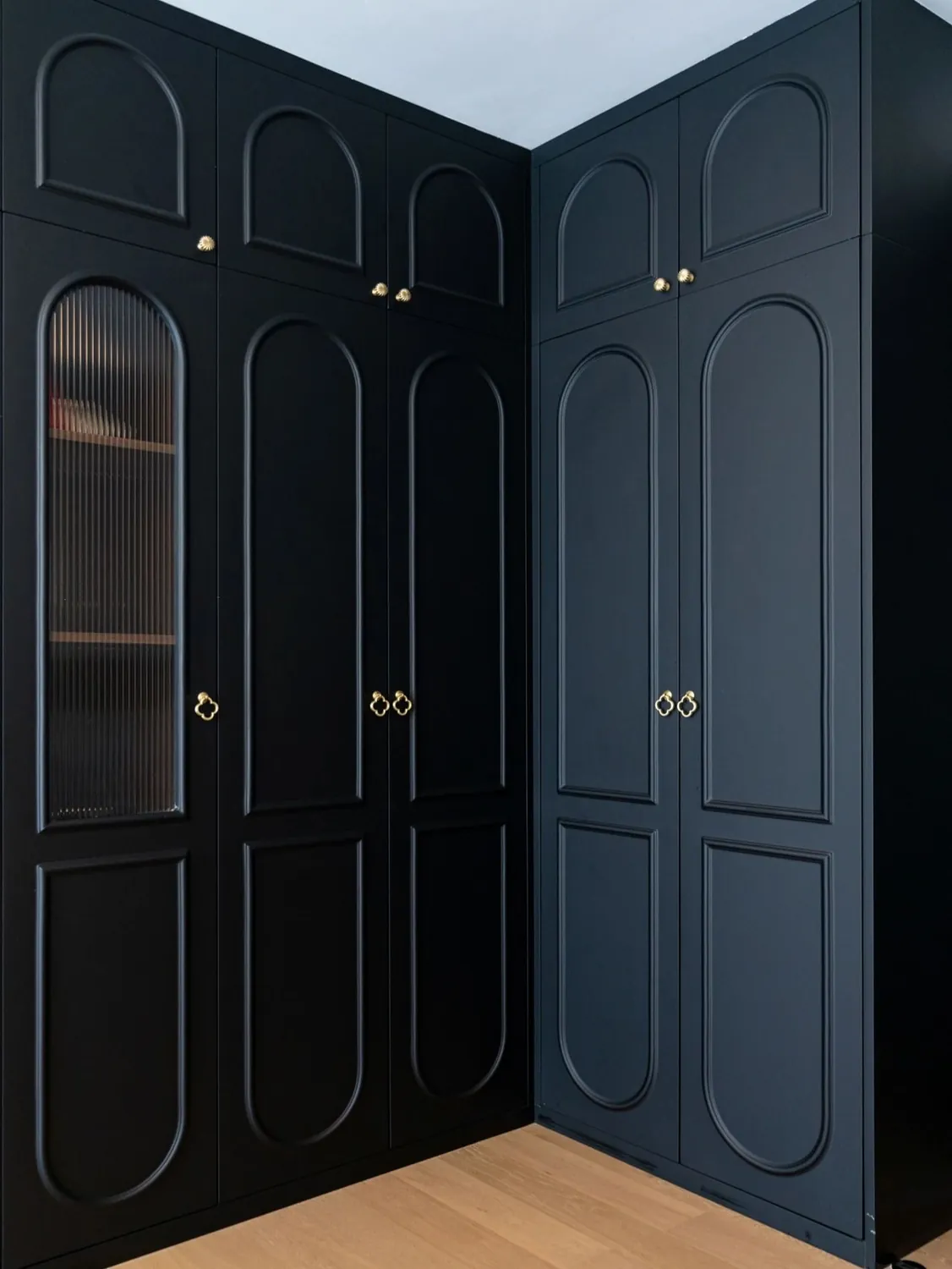 Dark Classic Wardrobes